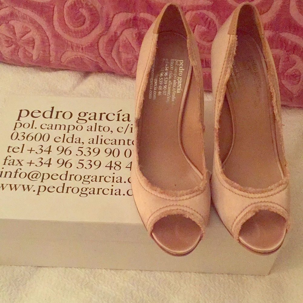 Gorgeous Pedro Garcia satin pumps